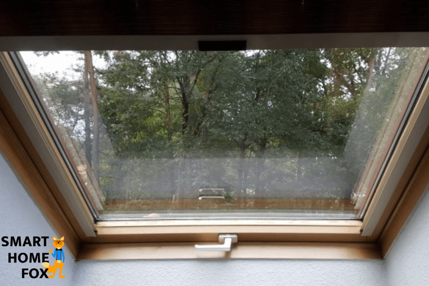 Можно увидеть наклонное мансардное окно